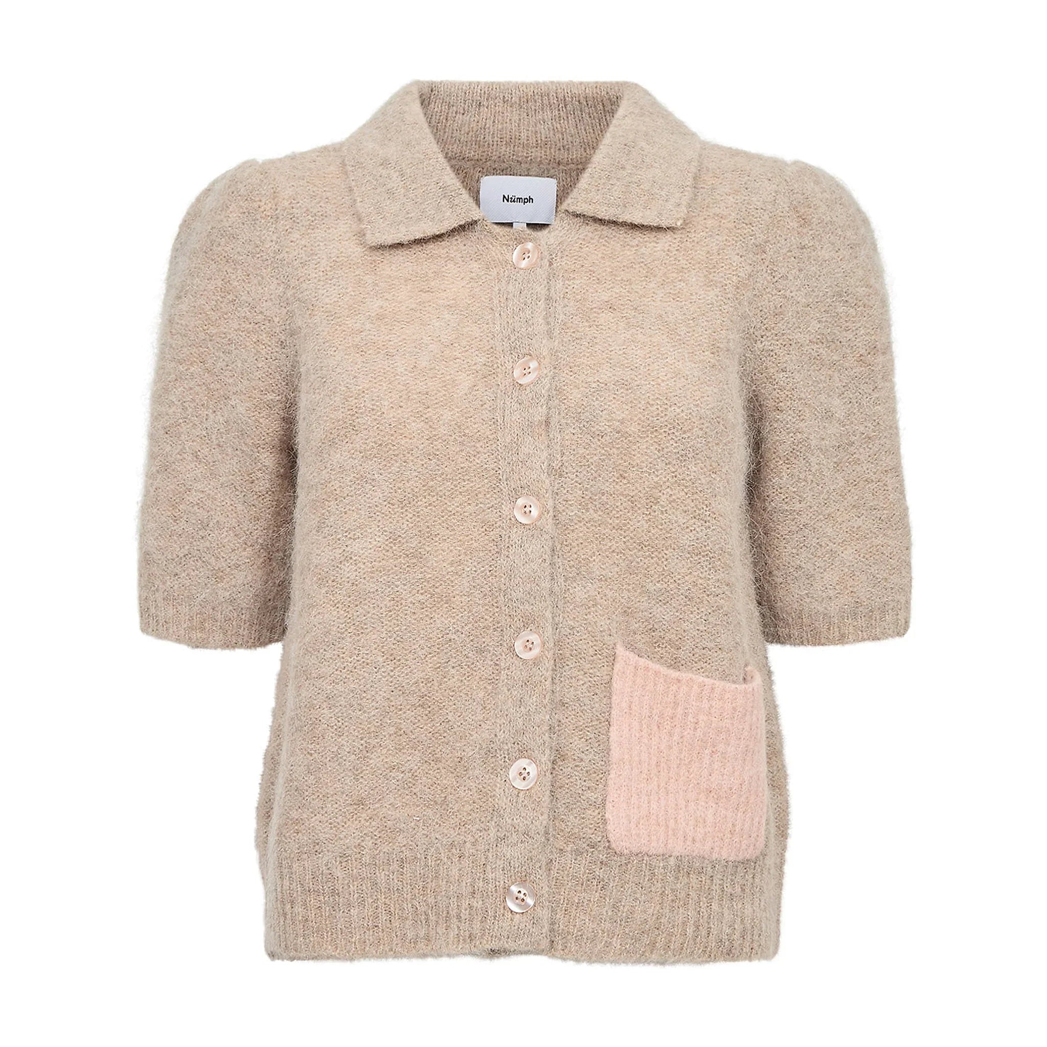 Beige kortærmet cardigan fra Nümph med krave, knapper og lyserød lomme set forfra