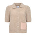 Beige kortærmet cardigan fra Nümph med krave, knapper og lyserød lomme set forfra
