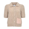 Beige kortærmet cardigan fra Nümph med krave, knapper og lyserød lomme set forfra