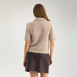 Model i beige kortærmet cardigan set bagfra med krave og ribkant forneden