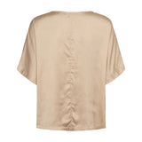 Beige Nusinan bluse fra Nümph i Irish Cream set bagfra med søm ned langs midten af ryggen