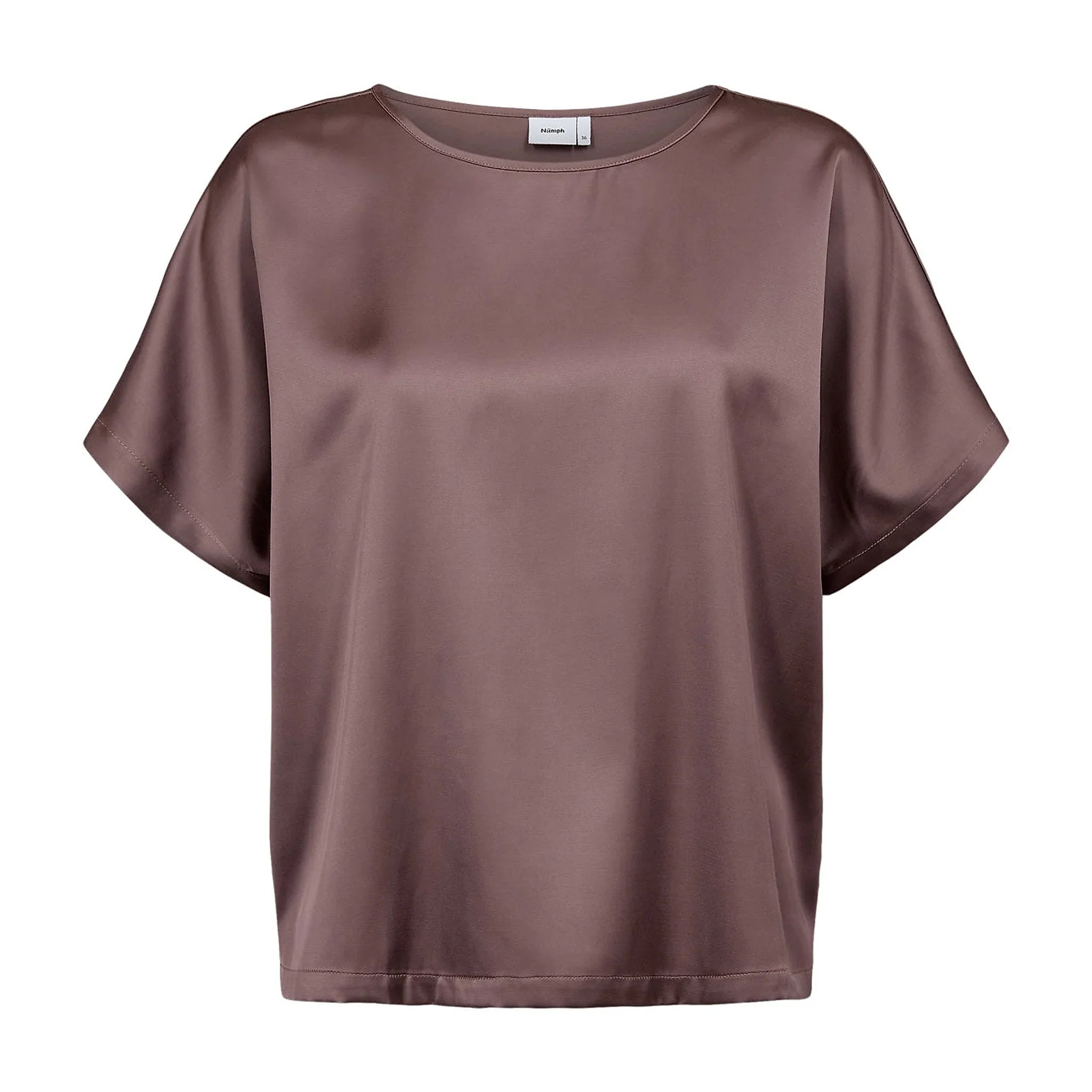 Brun kortærmet bluse fra Nümph i Deep Taupe med let glans og rund halsudskæring, set forfra