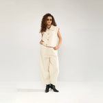 Model i hel figur i beige Nusunna Cropped Pant fra Nümph stylet med vest