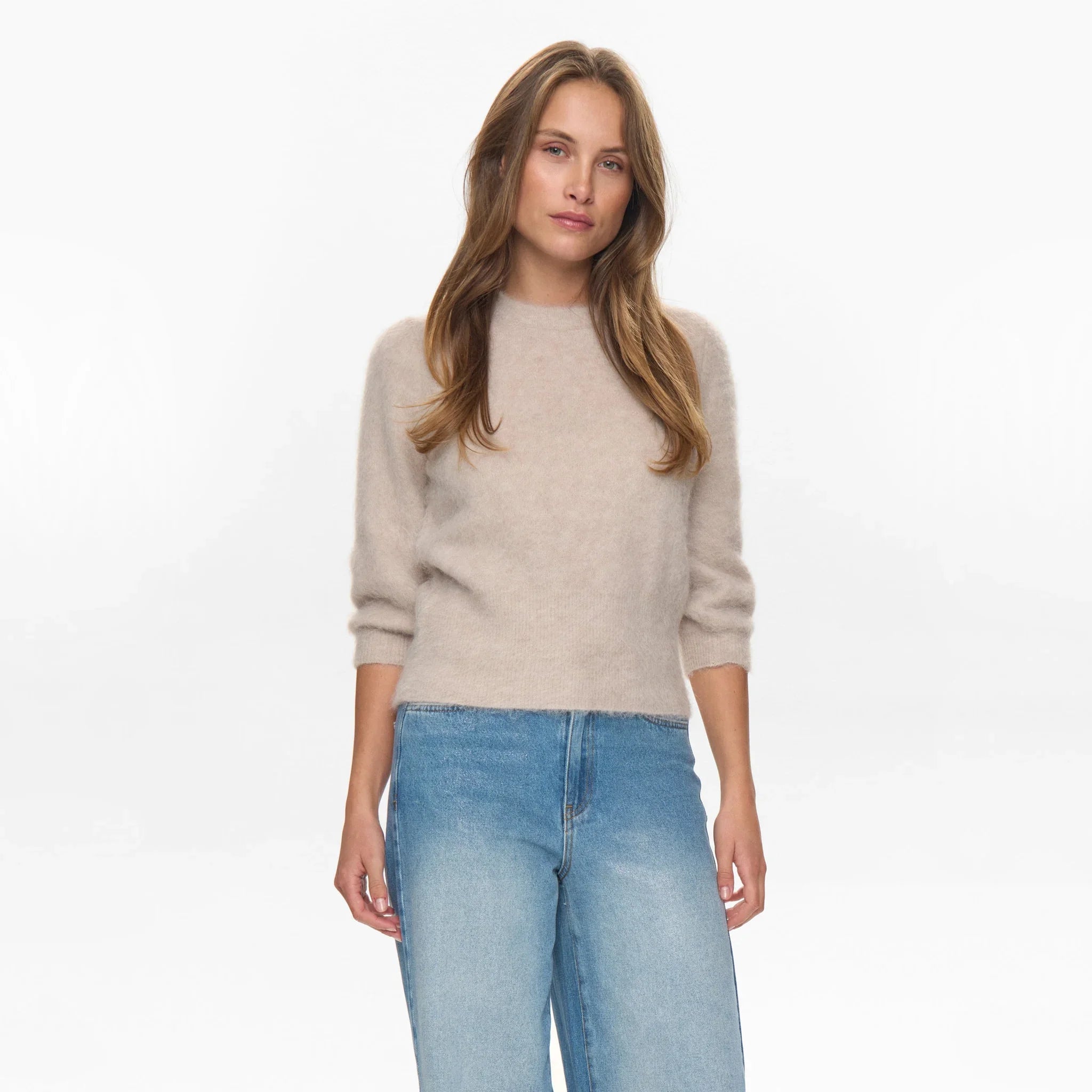 Model i grå Nusuri strik fra Nümph og lyse jeans set forfra