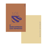 Brunt A5 kort fra O'Yay med blå stribet kaffekop og teksten More Espresso Less Depresso, set med lysegul bagside
