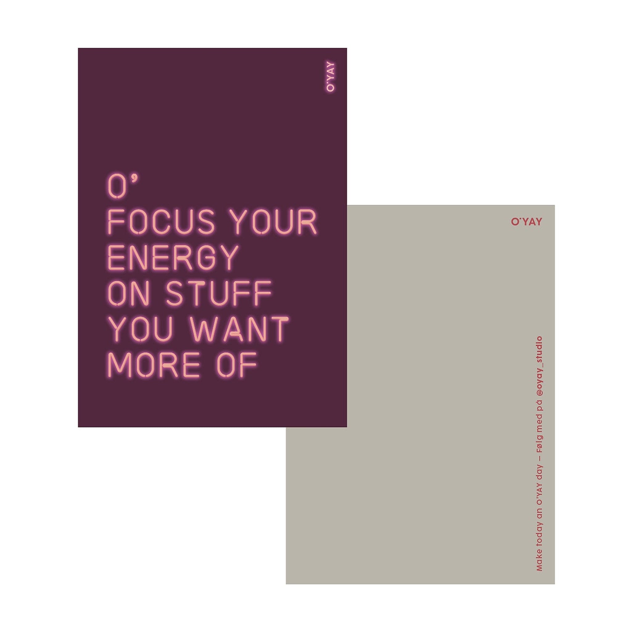 Lilla A6-kort fra O'Yay med lyserød neontekst Focus your energy on stuff you want more of, forside og gråbeige bagside