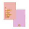 Pink A6-kort fra O'Yay med teksten O' HAPPY WIFE HAPPY LIFE forfra og lys lilla bagside med logo