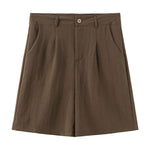 Alexandra Shorts i Army Green forfra med knap, bæltestropper, læg og skrå lommer