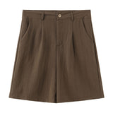 Alexandra Shorts i Army Green forfra med knap, bæltestropper, læg og skrå lommer