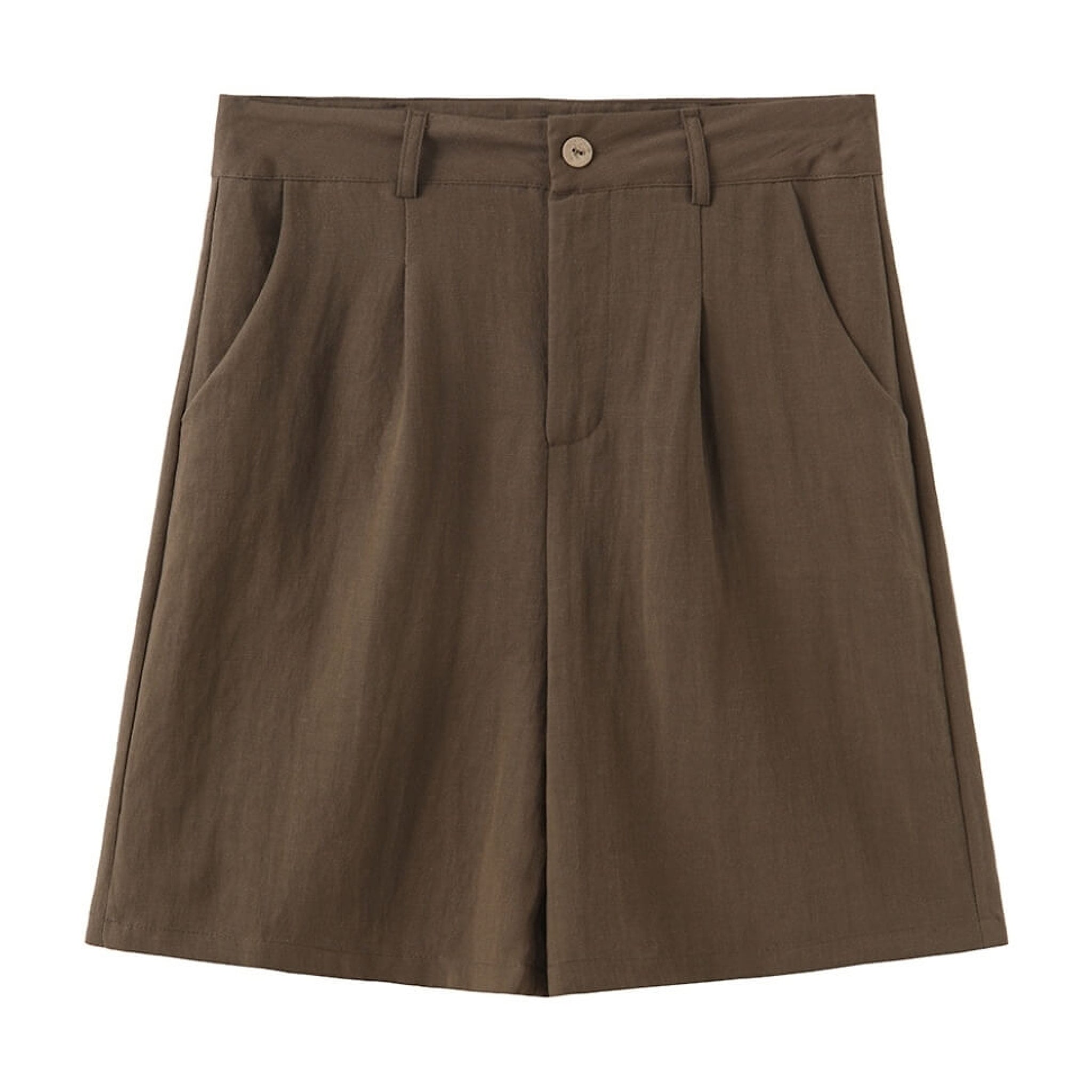 Alexandra Shorts i Army Green forfra med knap, bæltestropper, læg og skrå lommer