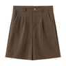 Alexandra Shorts i Army Green forfra med knap, bæltestropper, læg og skrå lommer