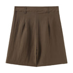 Alexandra Shorts i Army Green bagfra med bæltestropper og læg