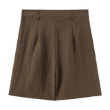 Alexandra Shorts i Army Green bagfra med bæltestropper og læg