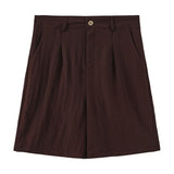 Røde shorts i farven Wine set forfra med knap, bæltestropper, læg og skrå lommer