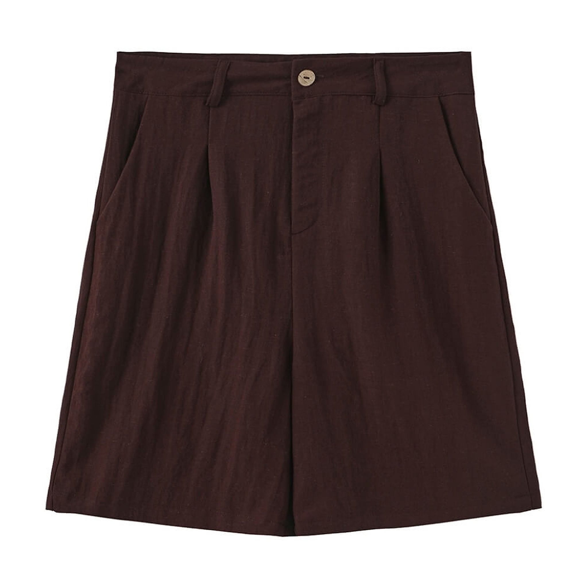 Røde shorts i farven Wine set forfra med knap, bæltestropper, læg og skrå lommer
