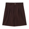 Røde shorts i farven Wine set forfra med knap, bæltestropper, læg og skrå lommer
