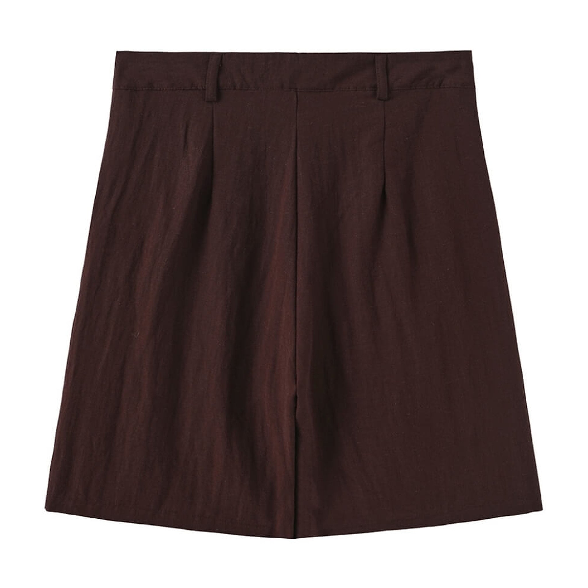 Røde shorts i farven Wine set bagfra med bæltestropper og læg ved linningen