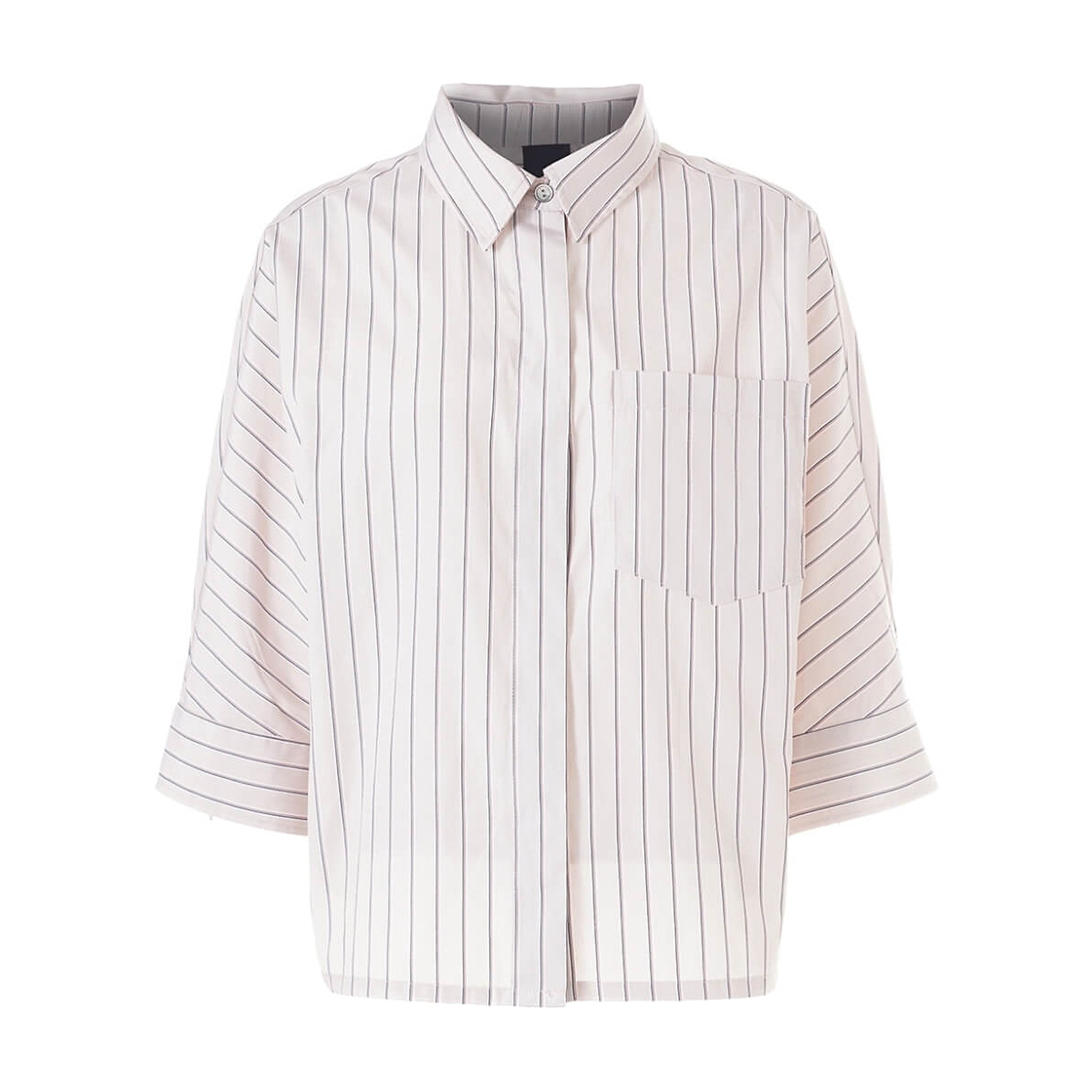 Grå stribet bluse Janni fra OneTwo Luxzuz med krave, brystlomme og 3/4 ærmer, set forfra