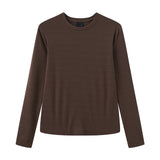 Brun langærmet t-shirt med smalle mørke striber og rund hals set forfra