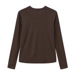 Brun stribet t-shirt med lange ærmer set bagfra