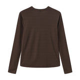 Brun stribet t-shirt med lange ærmer set bagfra