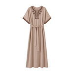 Beige Vava Dress kjole i Taupe med brune broderier ved halsen og på ærmerne og bindebælte, set forfra