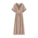 Beige Vava Dress kjole i Taupe med brune broderier ved halsen og på ærmerne og bindebælte, set forfra