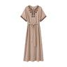Beige Vava Dress kjole i Taupe med brune broderier ved halsen og på ærmerne og bindebælte, set forfra