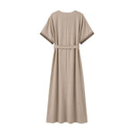 Beige midikjole Vava Dress set bagfra med brune broderier på ærmekanterne og bindebælte i taljen