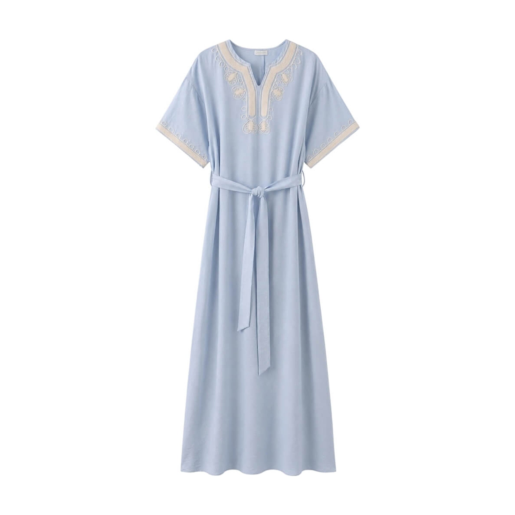 Lyseblå midikjole Vava Dress forfra med hvide og beige broderier ved halsen og ærmerne samt bindebælte