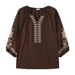 Brun bluse fra OneTwo Luxzuz forfra med slids ved halsen og beige broderier foran og på 3/4 ærmerne