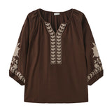 Brun bluse fra OneTwo Luxzuz forfra med slids ved halsen og beige broderier foran og på 3/4 ærmerne