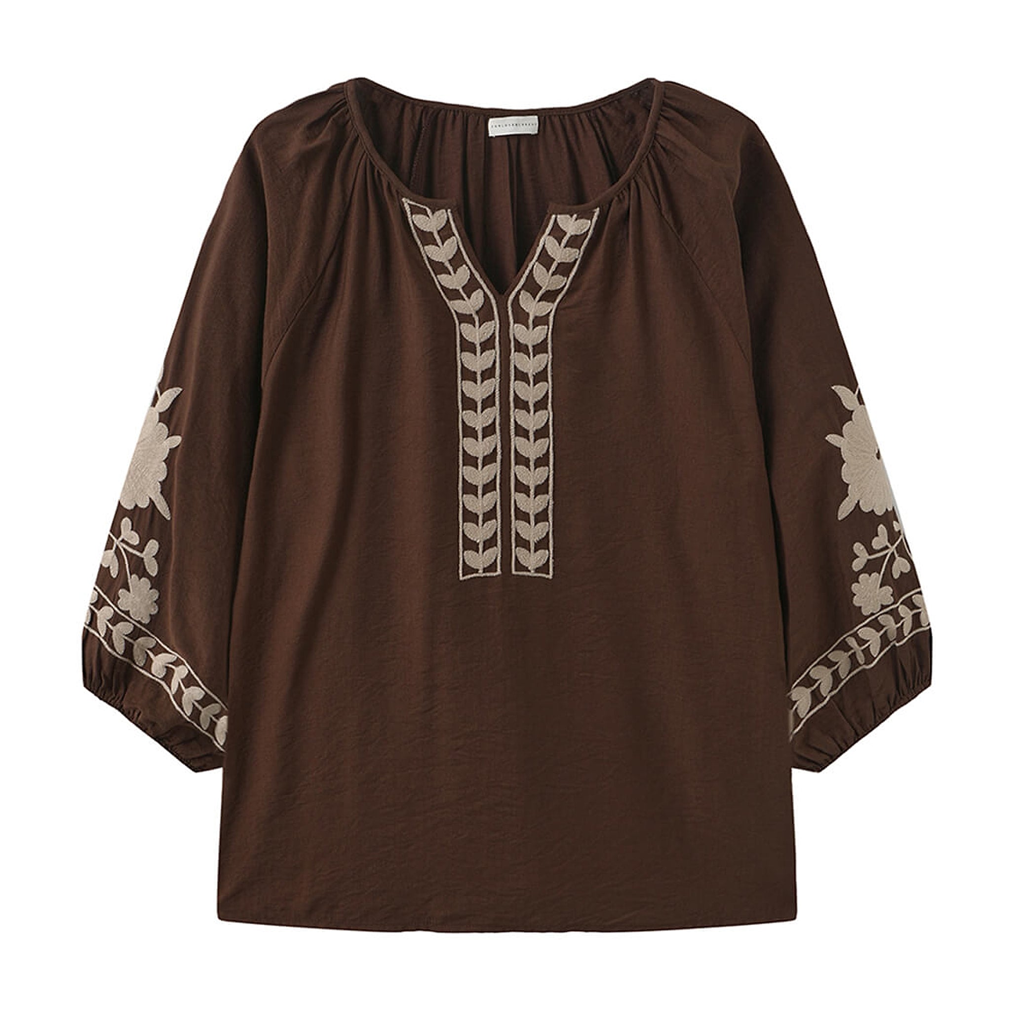Brun bluse fra OneTwo Luxzuz forfra med slids ved halsen og beige broderier foran og på 3/4 ærmerne