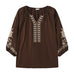 Brun bluse fra OneTwo Luxzuz forfra med slids ved halsen og beige broderier foran og på 3/4 ærmerne
