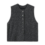Grå vest i strik med rund hals og knapper foran, set forfra – Zannap Knit i Dark Grey Melange