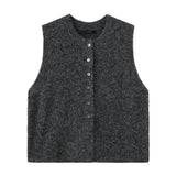 Grå vest i strik med rund hals og knapper foran, set forfra – Zannap Knit i Dark Grey Melange