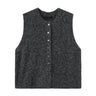 Grå vest i strik med rund hals og knapper foran, set forfra – Zannap Knit i Dark Grey Melange
