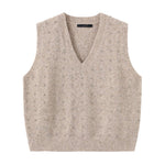 Beige vest i strik med v-udskæring, ribkanter og små perler foran, set forfra