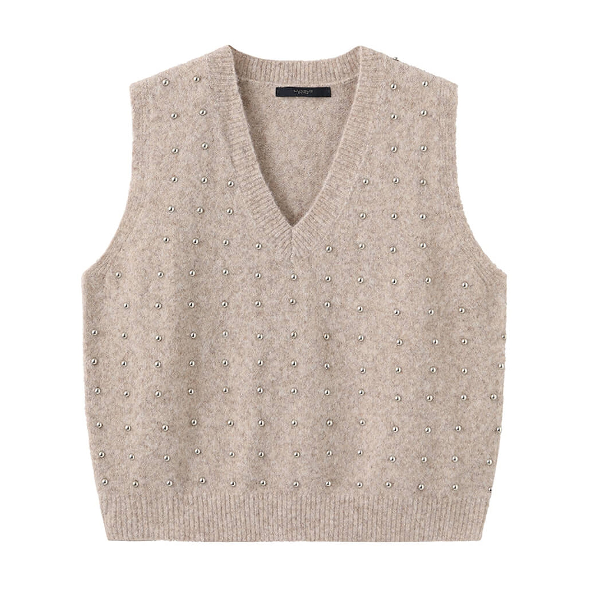 Beige vest i strik med v-udskæring, ribkanter og små perler foran, set forfra