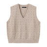 Beige vest i strik med v-udskæring, ribkanter og små perler foran, set forfra