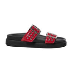 Rød sandal fra Pavement med to remme, sølvfarvede spænder og metalringe på sort sål, set fra siden