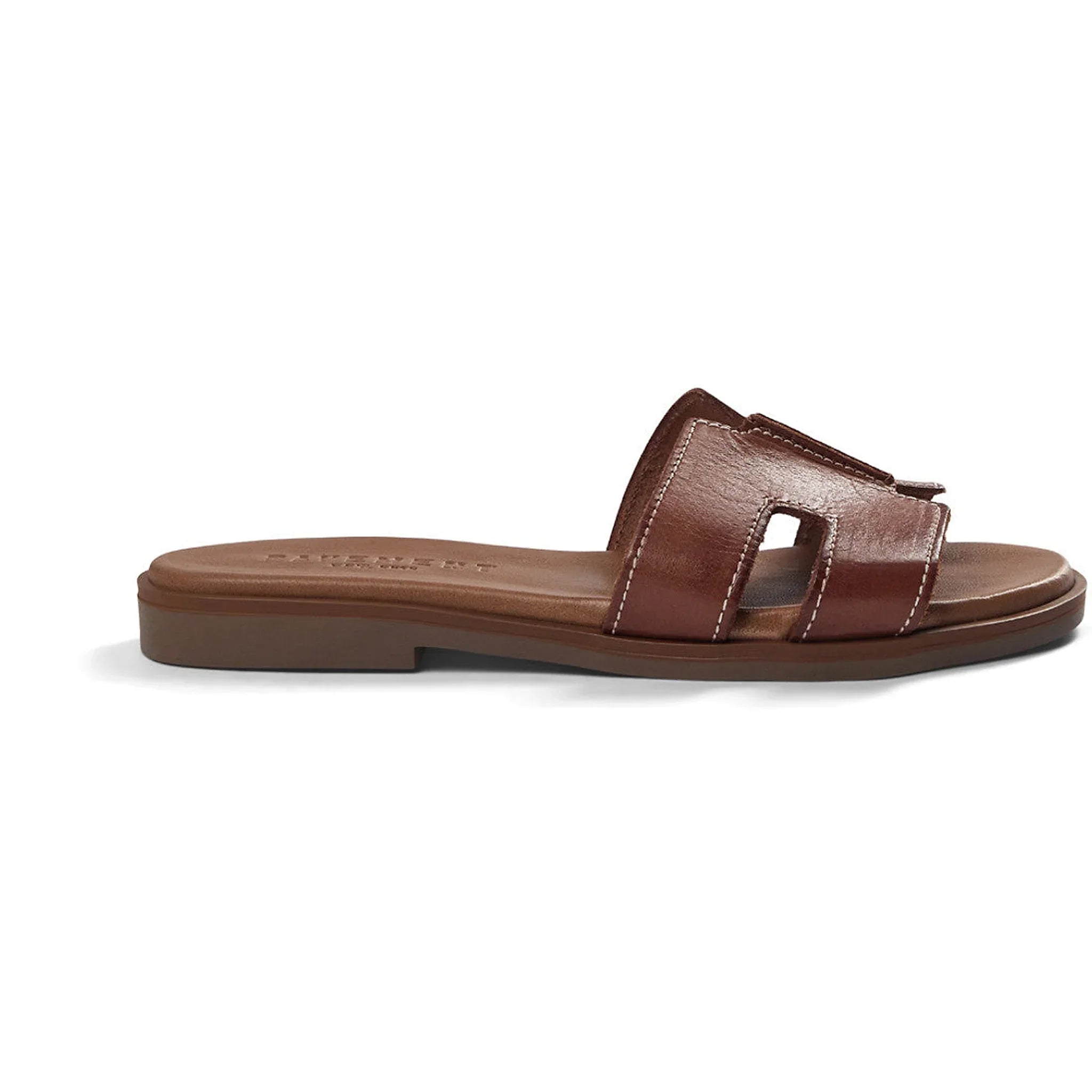 Brun Pam sandal i læder fra Pavement set fra siden med bred rem med udskæringer og flad sål