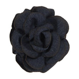 Navy håraccessory fra Pico med stor rose i mørkeblå denim set forfra på hvid baggrund