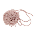 Flower String i Cappuccino fra Pico, brun håraccessories med stor stofrose og lange snore set forfra