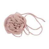 Flower String i Cappuccino fra Pico, brun håraccessories med stor stofrose og lange snore set forfra