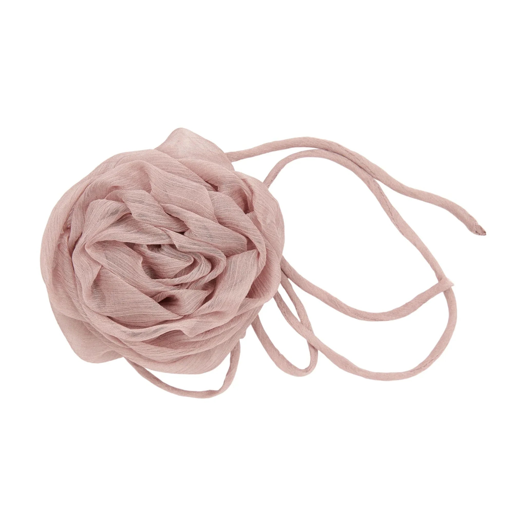 Flower String i Cappuccino fra Pico, brun håraccessories med stor stofrose og lange snore set forfra