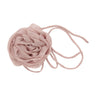 Flower String i Cappuccino fra Pico, brun håraccessories med stor stofrose og lange snore set forfra