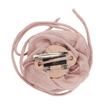 Bagsiden af Flower String i Cappuccino med clips og nål på filtbund og lange snore