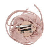 Bagsiden af Flower String i Cappuccino med clips og nål på filtbund og lange snore