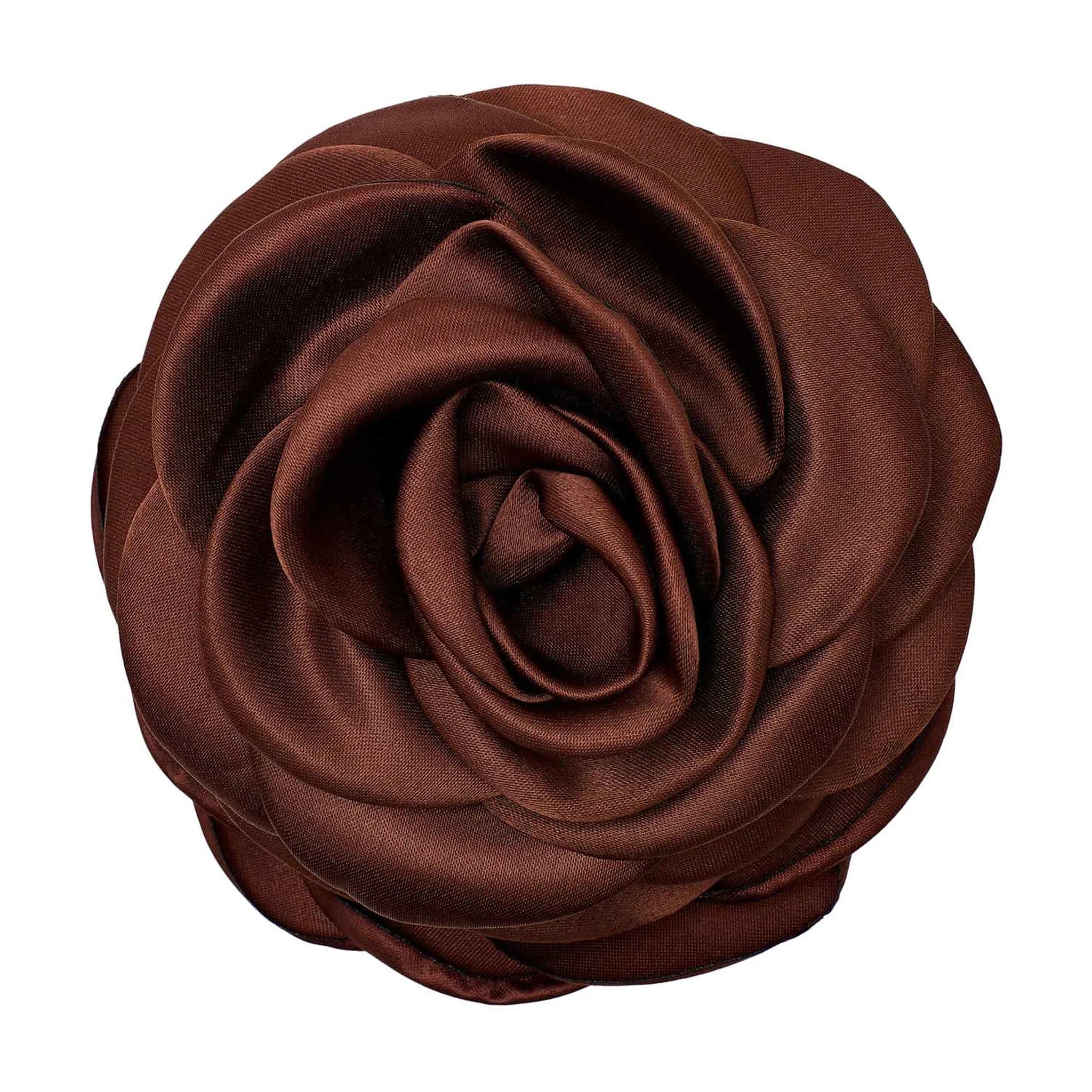 Brun håraccessories fra Pico: hårklemme med stor rose i chokoladebrun satin, set forfra på hvid baggrund